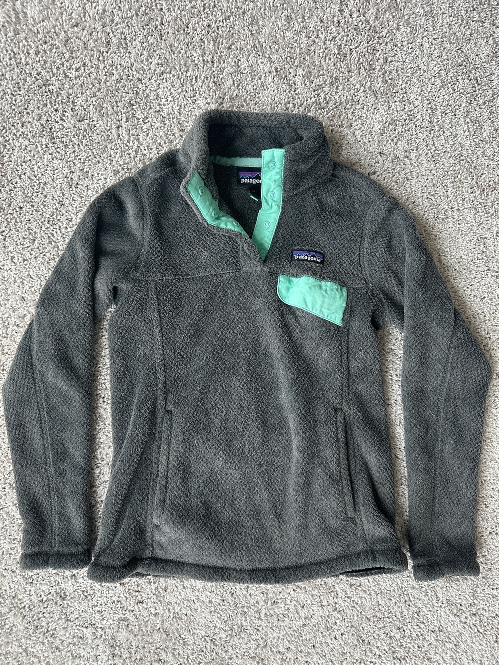 Patagonia Women’s Fleece Pullover - Charcoal and Mint